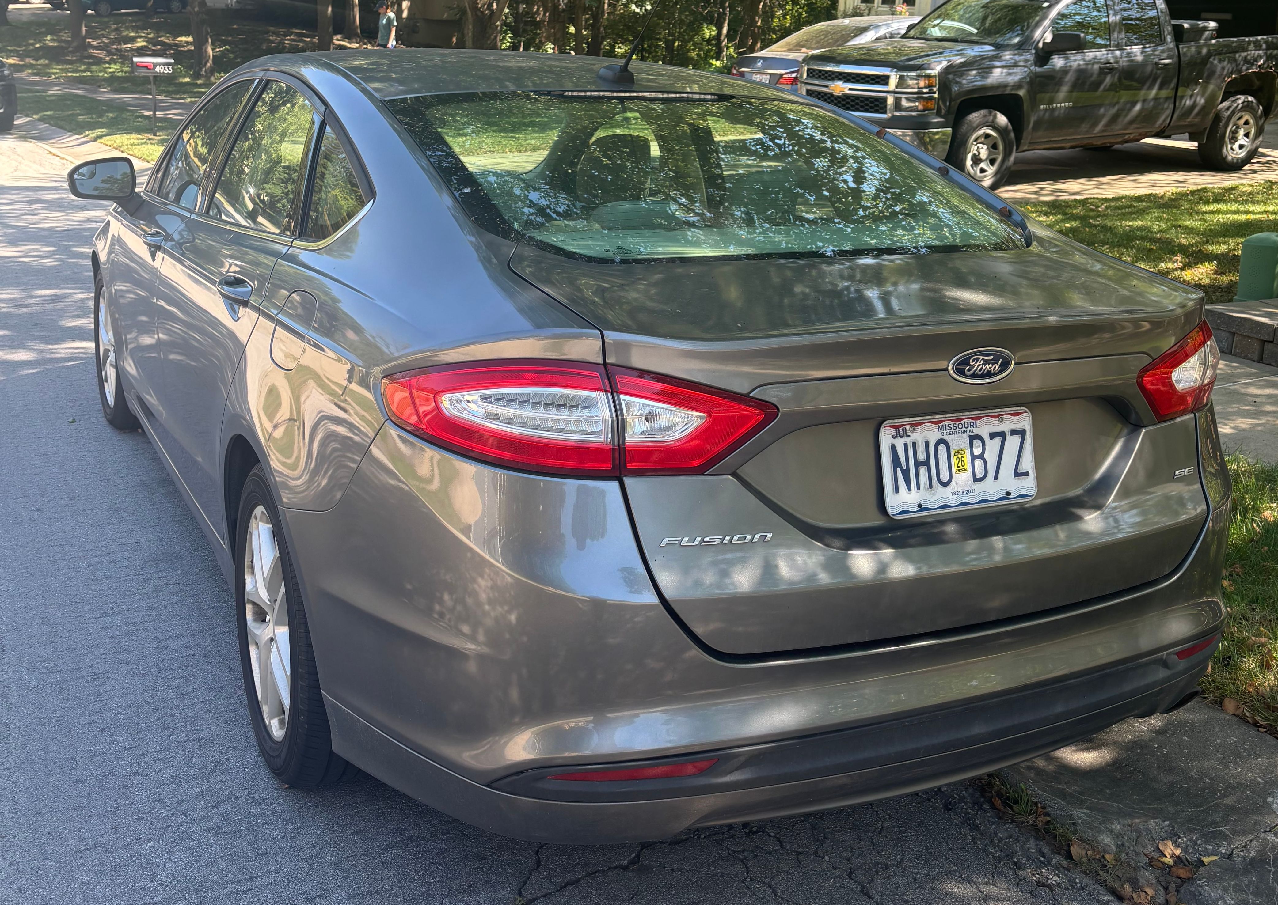 Used 2014 Ford Fusion SE FWD image 2