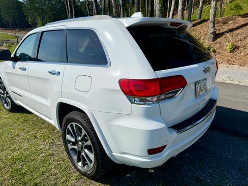 Used 2018 Jeep Grand Cherokee Overland RWD image 2