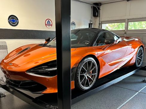 Used 2018 McLaren 720S Performance RWD image 2