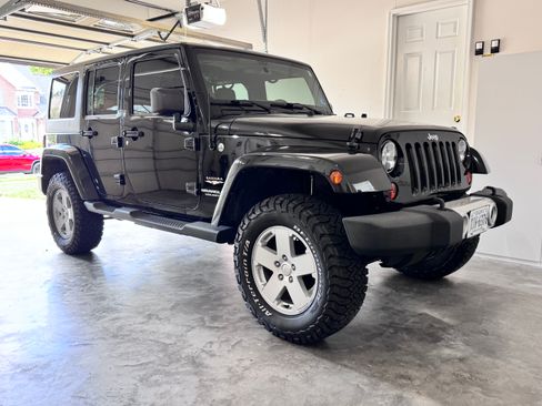 Used 2011 Jeep Wrangler Unlimited Sahara w/ Dual Top Group AWD/4WD image 2