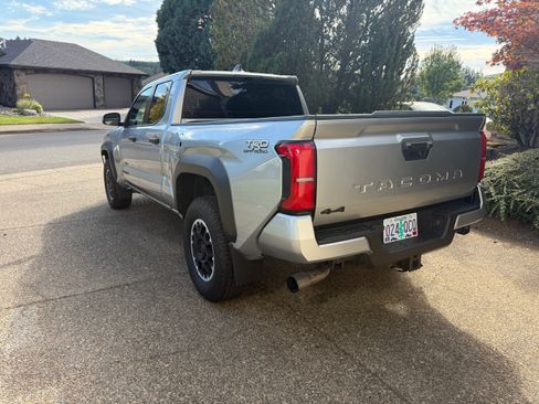 Used 2024 Toyota Tacoma TRD Off-Road image 4