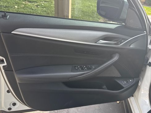 Used 2019 BMW 530e w/ M Sport Package image 21