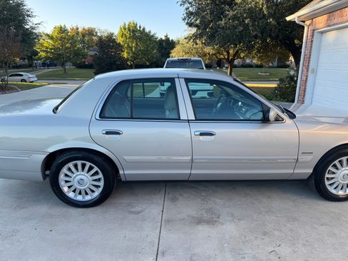 Used 2010 Mercury Grand Marquis LS image 2
