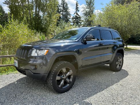 Used 2013 Jeep Grand Cherokee Overland w/ Advance Technology Group AWD/4WD image 4