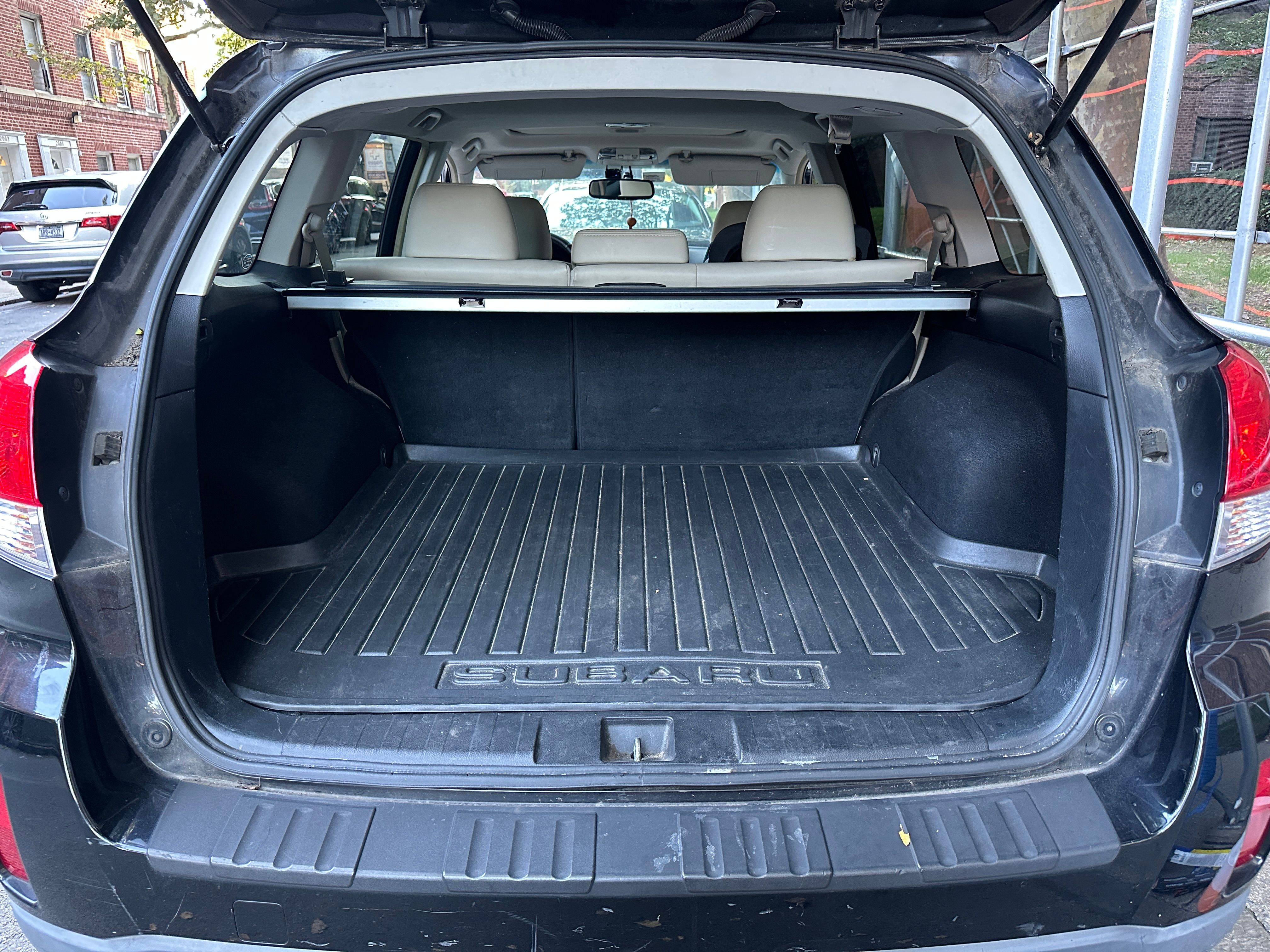 Used 2012 Subaru Outback 2.5i Limited w/ Moonroof Pkg AWD/4WD image 9