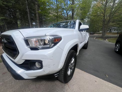 Used 2017 Toyota Tacoma SR5 w/ Tow Package AWD/4WD image 4