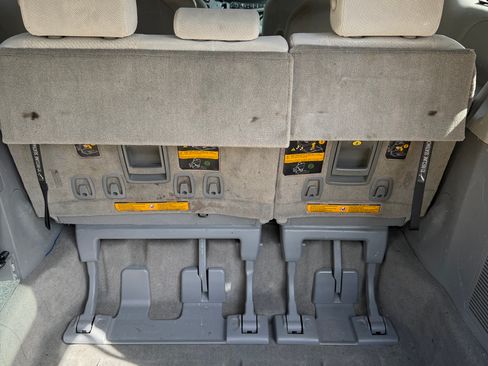 Used 2013 Toyota Sienna LE image 15