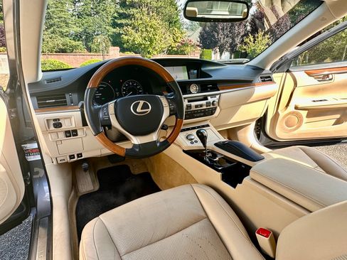 Used 2013 Lexus ES 300h w/ Luxury Pkg FWD image 11