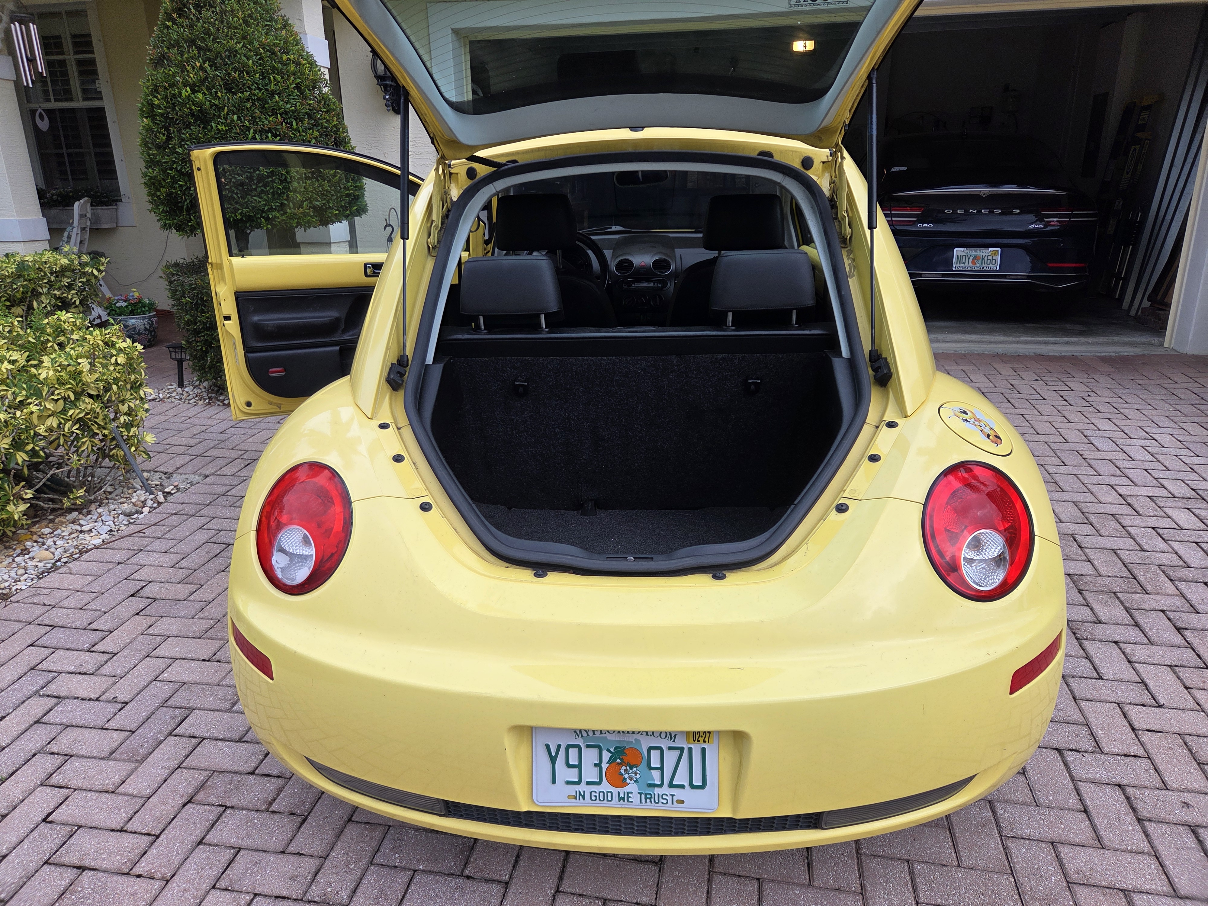 Used 2008 Volkswagen Beetle SE FWD image 8