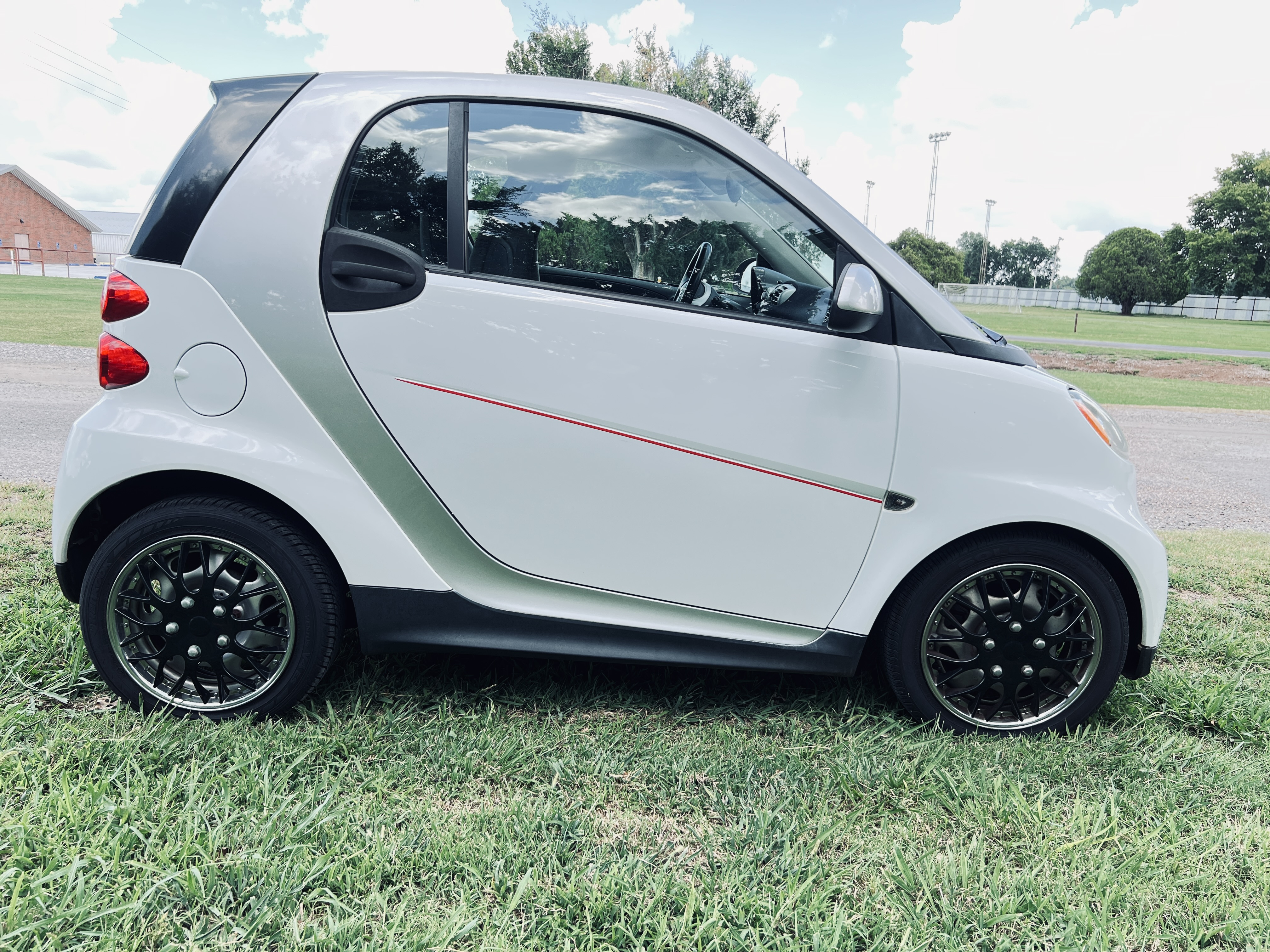 Used 2015 smart fortwo passion RWD image 2