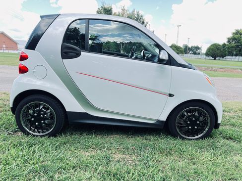 Used 2015 smart fortwo passion RWD image 2