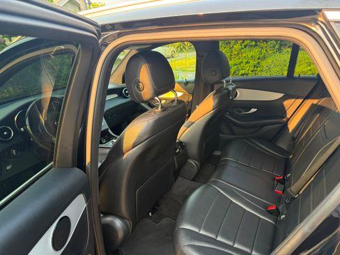 Used 2019 Mercedes-Benz GLC 300 4MATIC image 8