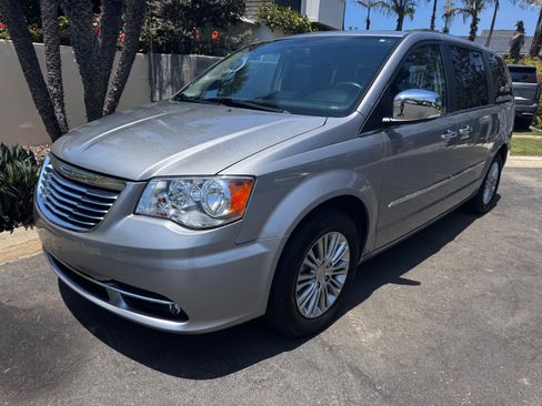 Used 2015 Chrysler Town & Country Touring-L w/ Driver Convenience Group FWD image 4