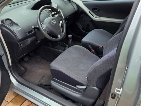 Used 2009 Toyota Yaris 2-Door Hatchback image 6