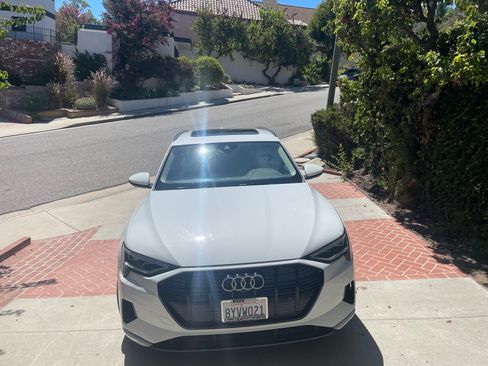 Used 2022 Audi e-tron Premium w/ Convenience Plus Package AWD/4WD image 1