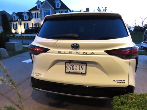 Used 2021 Toyota Sienna Platinum image 11