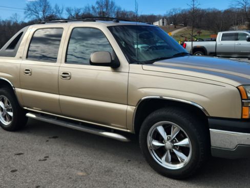 Used 2005 Chevrolet Avalanche Z71 w/ Sun And Sound Package image 1