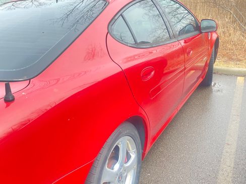 Used 2006 Pontiac Grand Prix GXP w/ Sun And Sound Package image 2