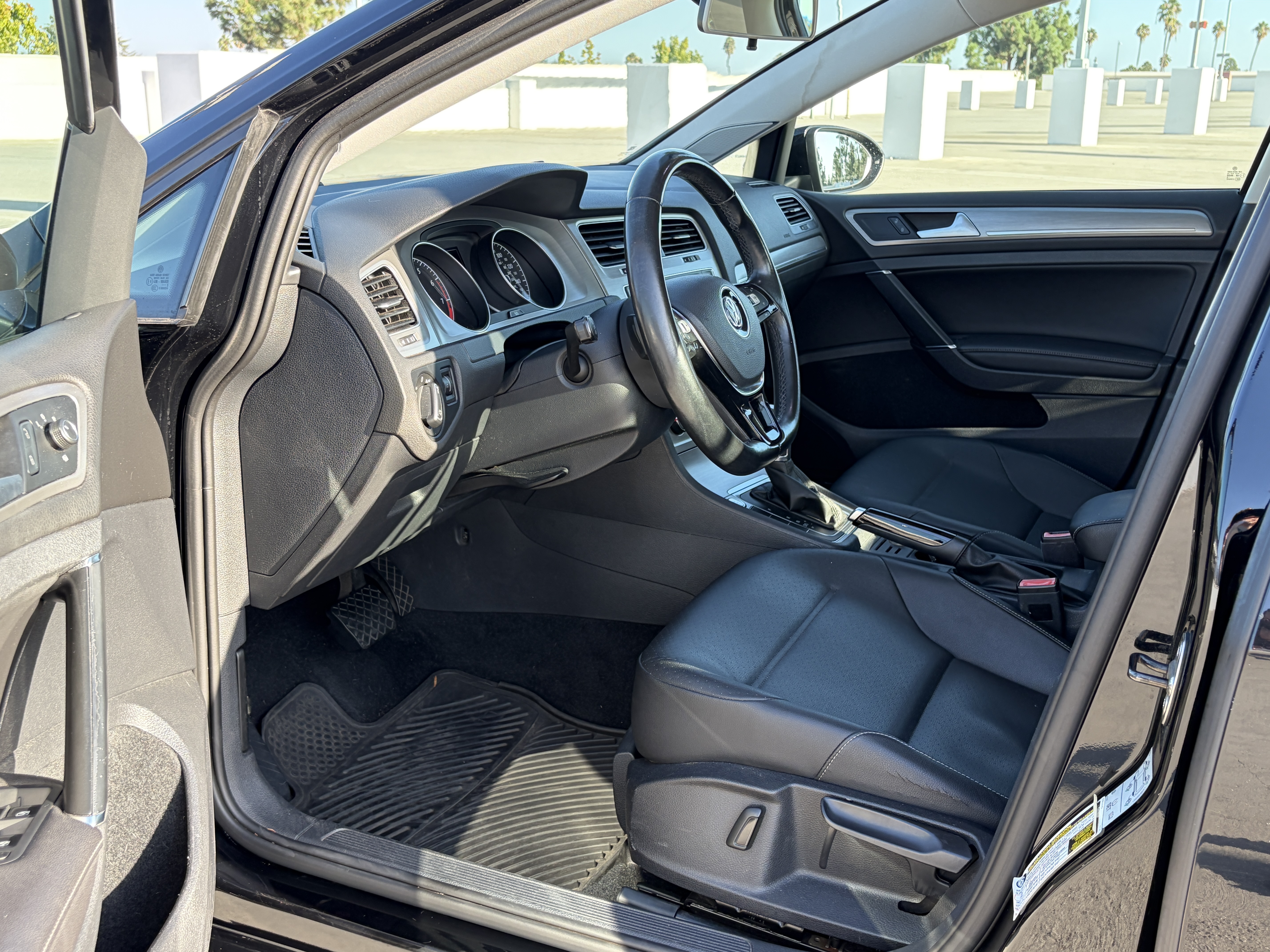 Used 2016 Volkswagen Golf SE w/ Lighting Package FWD image 16