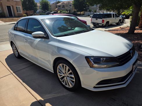 Used 2017 Volkswagen Jetta SE image 2