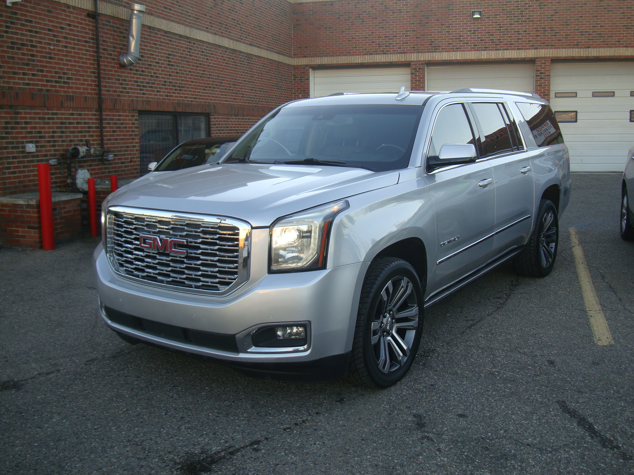 Used 2019 GMC Yukon XL Denali w/ Denali Ultimate Package AWD/4WD image 1