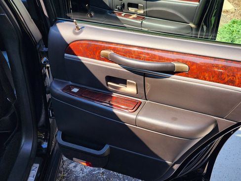 Used 2010 Lincoln Town Car Signature Limited image 24