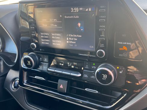 Used 2022 Toyota Highlander XLE image 9