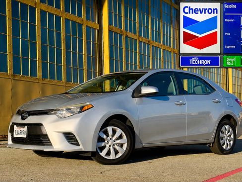 Used 2015 Toyota Corolla LE FWD image 1