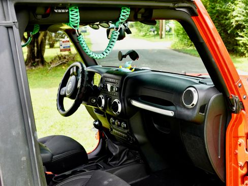 Used 2016 Jeep Wrangler Rubicon w/ Power Convenience Group AWD/4WD image 13
