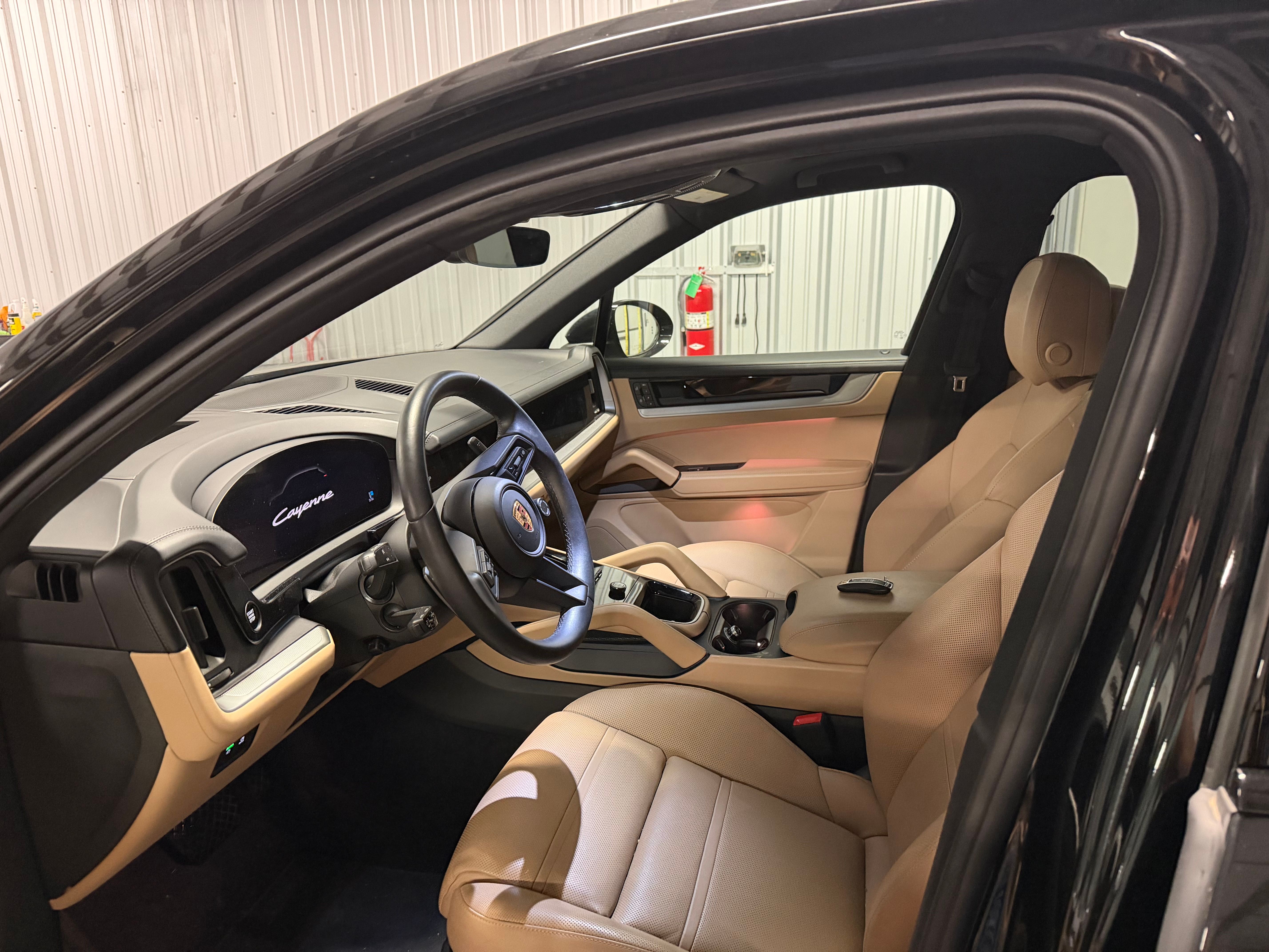 Used 2025 Porsche Cayenne AWD/4WD image 9
