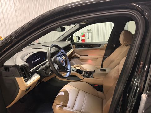 Used 2025 Porsche Cayenne AWD/4WD image 9