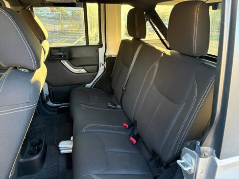 Used 2015 Jeep Wrangler Unlimited Sahara w/ Connectivity Group AWD/4WD image 12