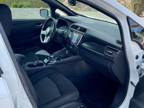 Used 2020 Nissan Leaf SV w/ SV Technology Package FWD image 9