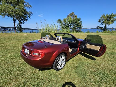 Used 2011 MAZDA MX-5 Miata Grand Touring w/ Premium Pkg image 11