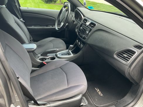 Used 2013 Chrysler 200 Touring FWD image 18