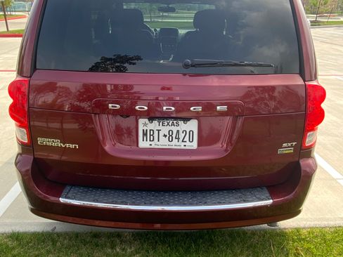 Used 2017 Dodge Grand Caravan SXT image 9