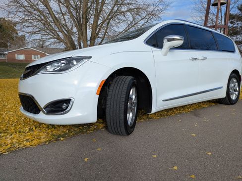 Used 2019 Chrysler Pacifica Limited image 11