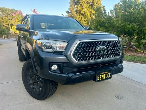 Used 2019 Toyota Tacoma TRD Off-Road w/ Technology Package AWD/4WD image 2