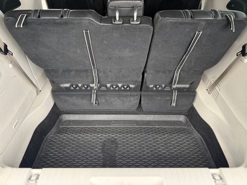 Used 2024 Chrysler Pacifica Touring-L w/ Uconnect Theater Family Group FWD image 25