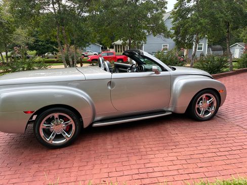Used 2005 Chevrolet SSR w/ Preferred Equipment Group RWD image 2
