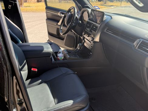 Used 2023 Lexus GX 460 Luxury w/ Sport Design Package image 9