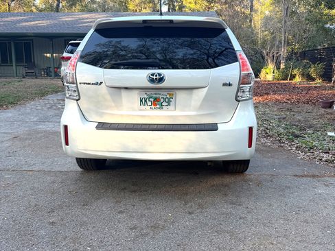 Used 2014 Toyota Prius V Five image 2