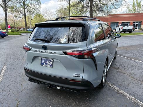 Used 2022 Toyota Sienna XLE Woodland Edition image 4