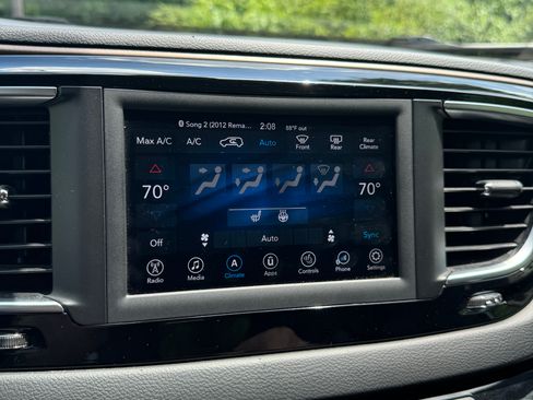 Used 2019 Chrysler Pacifica Touring-L FWD image 20