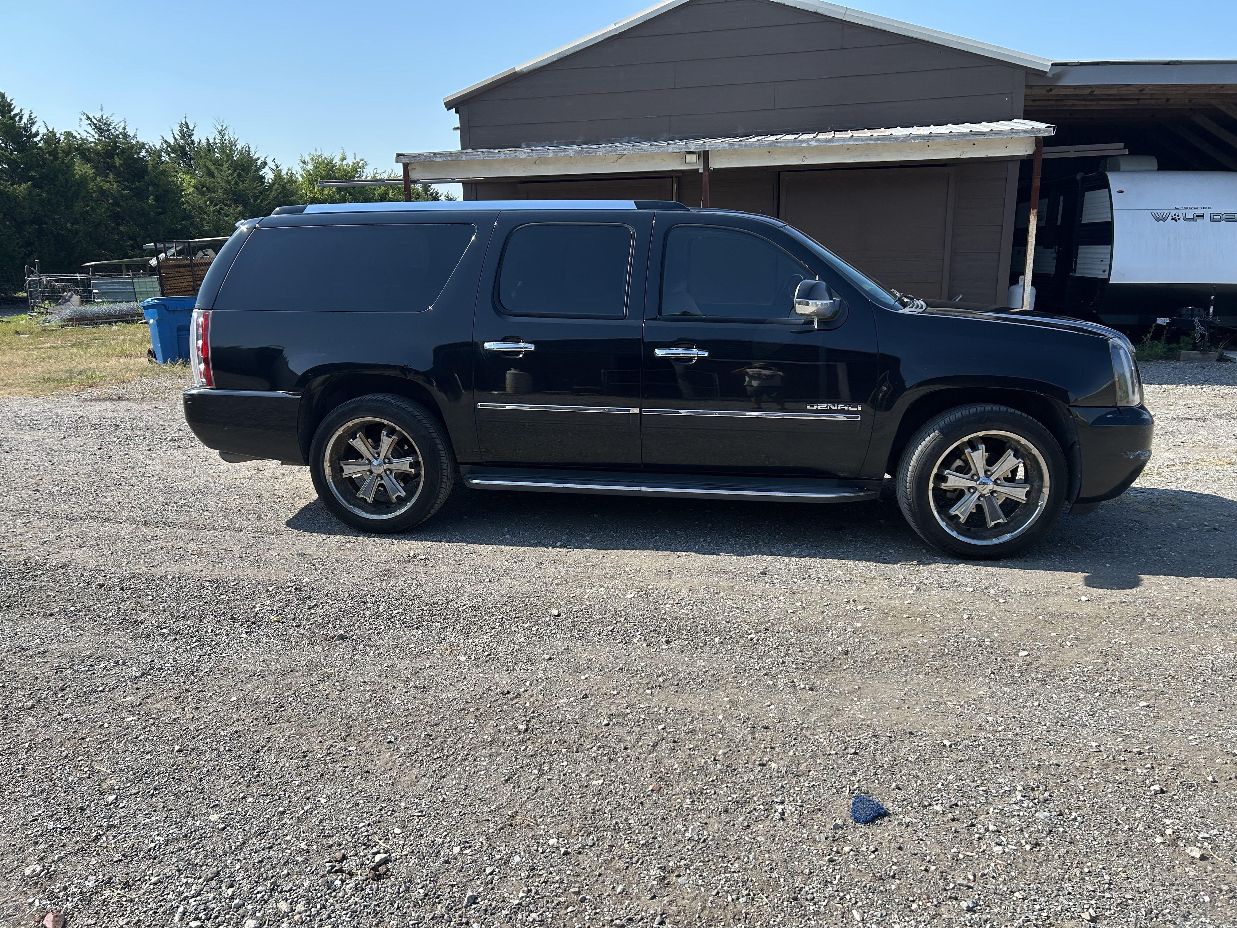Used 2010 GMC Yukon XL Denali AWD/4WD image 1