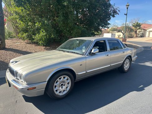 Used 1998 Jaguar XJ8 image 1