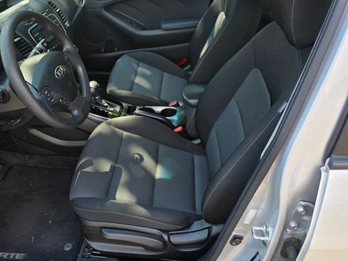 Used 2017 Kia Forte LX image 9
