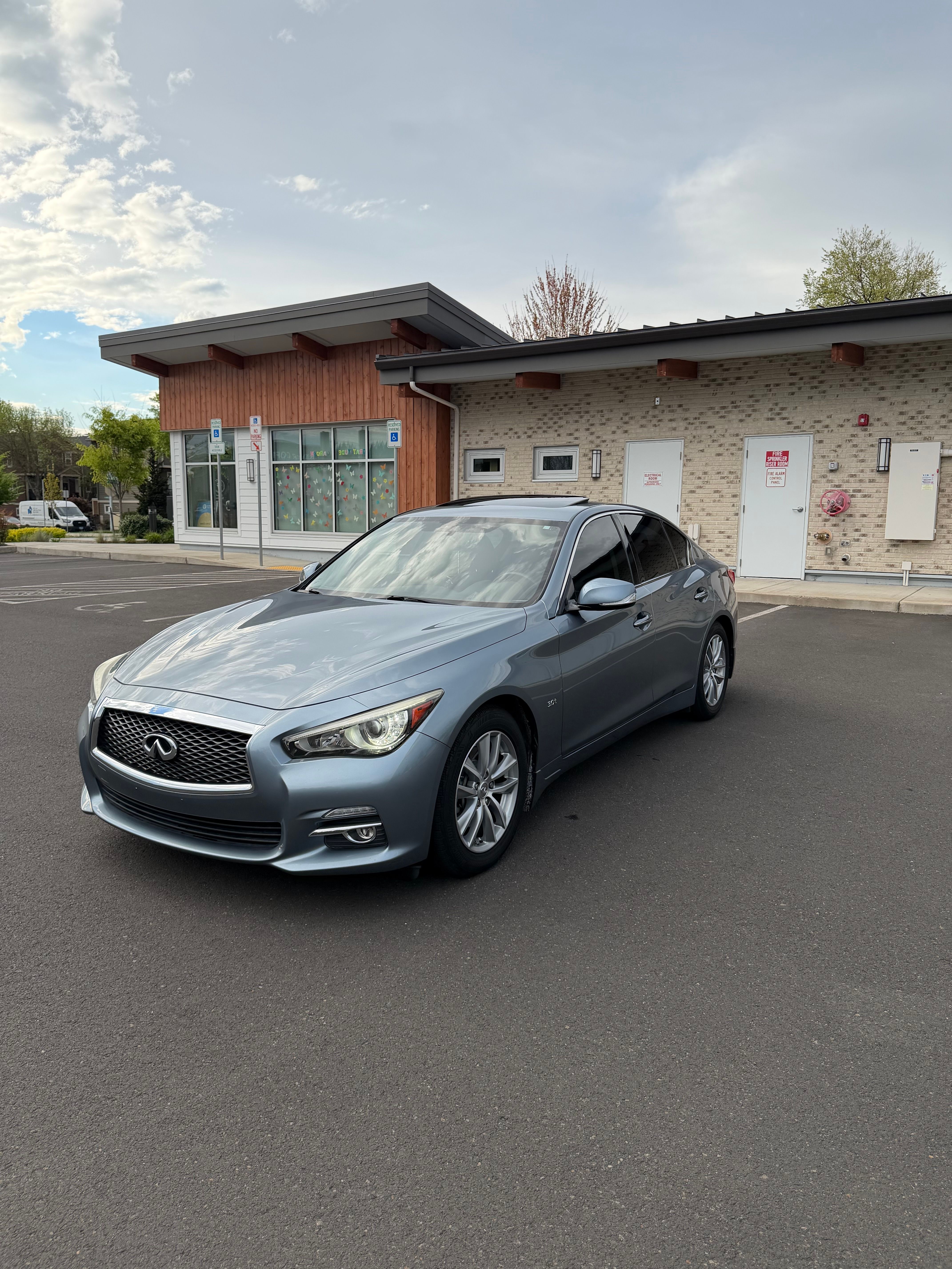 Used 2017 INFINITI Q50 3.0t Premium w/ 3.0T Premium Plus Package RWD image 2