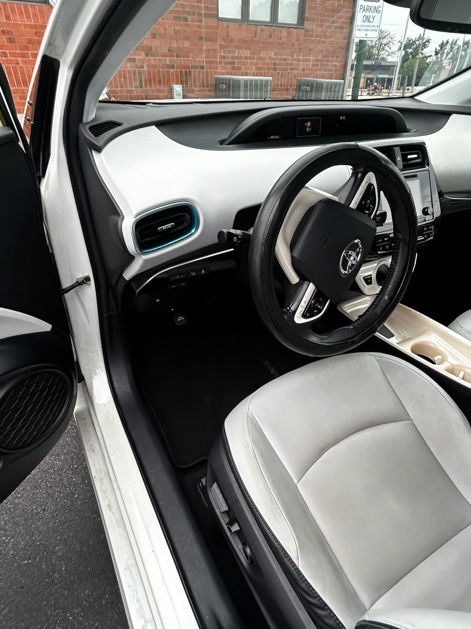 Used 2017 Toyota Prius Four w/ Advanced Technology Package FWD image 6