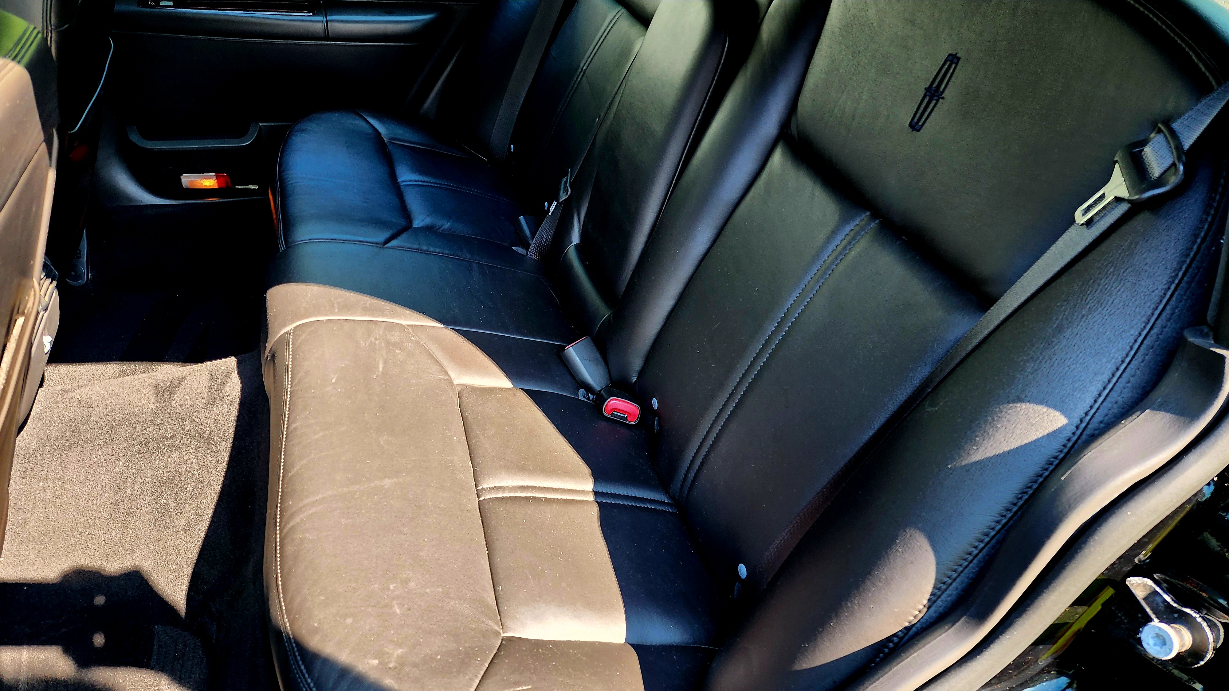 Used 2010 Lincoln Town Car Signature Limited RWD image 18
